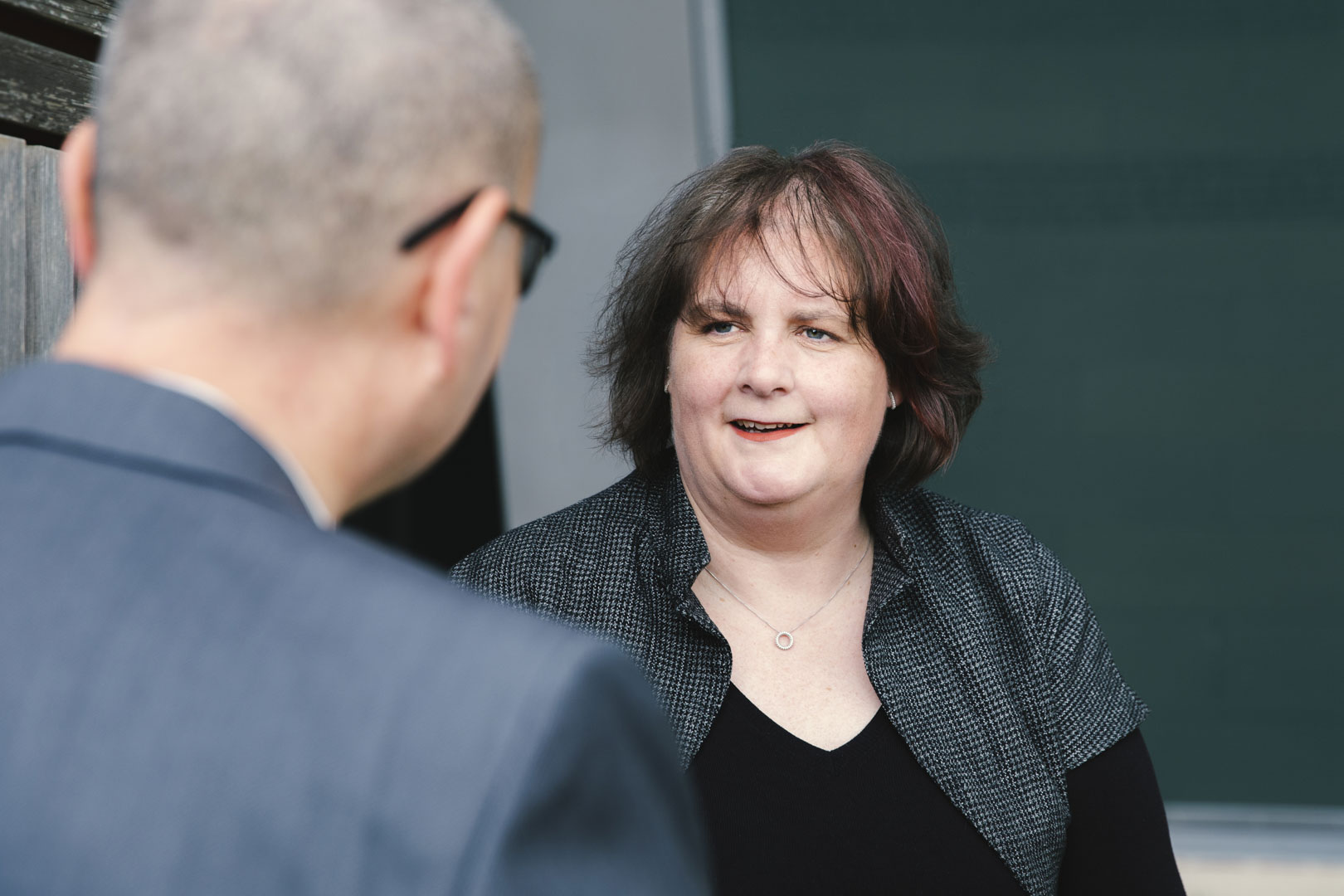 Foto zeigt Anja Riedel-Goße im Gespräch mit Klienten